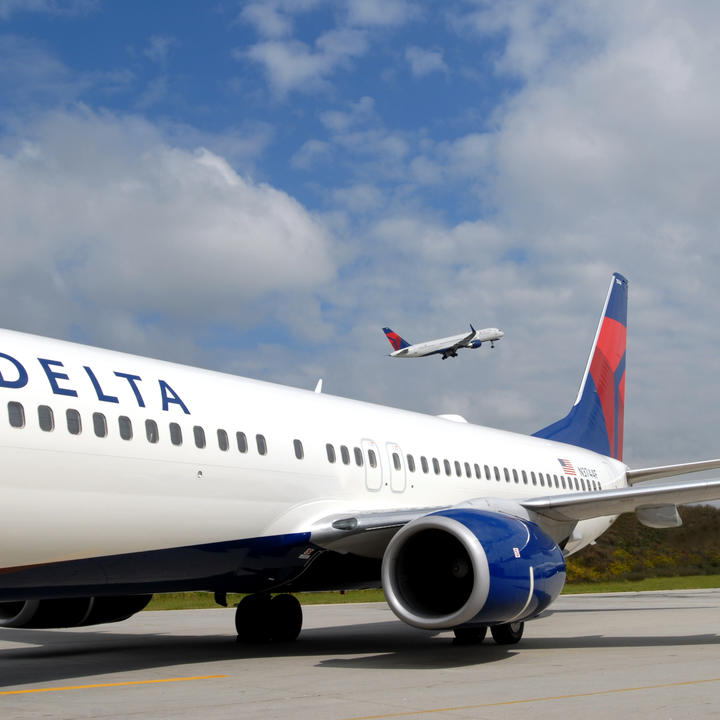 737-800 exterior, side view