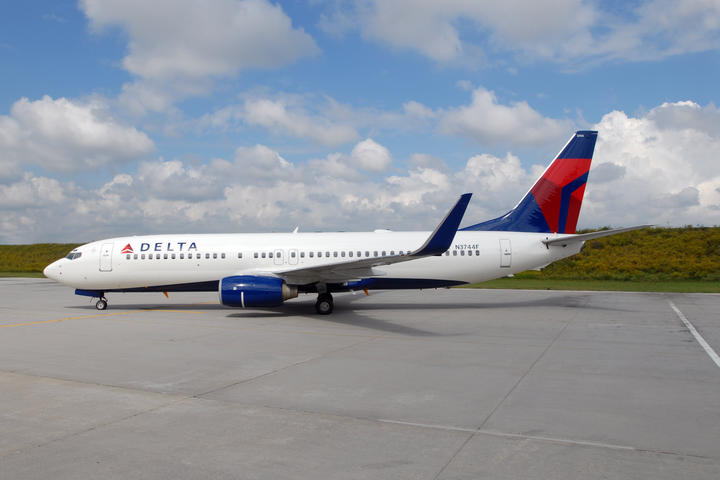 Boeing 737-800 aircraft side view