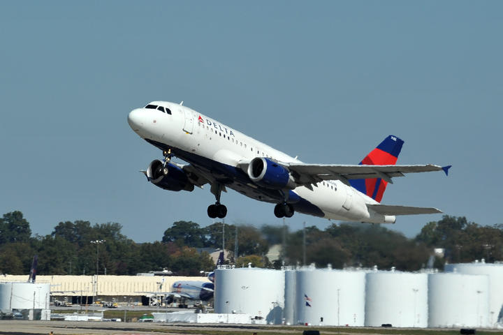 A319-100 Departing